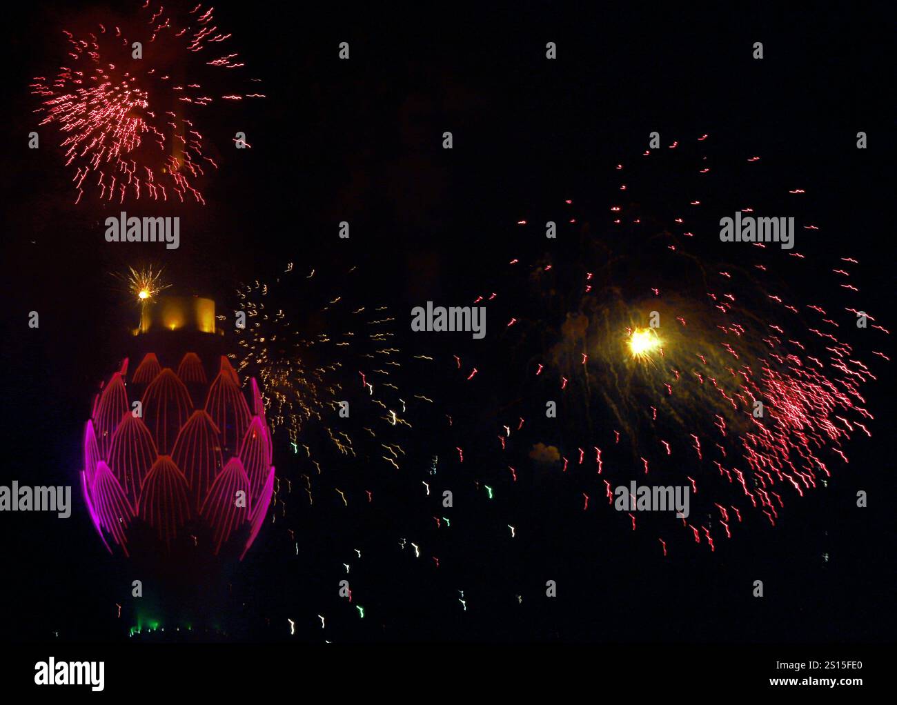 (250101) COLOMBO, Jan. 1, 2025 (Xinhua) Fireworks explode in