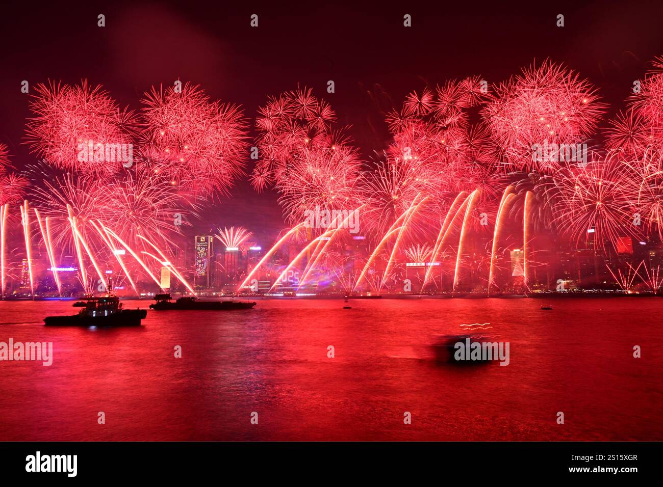 (250101) HONG KONG, Jan. 1, 2025 (Xinhua) Fireworks illuminate