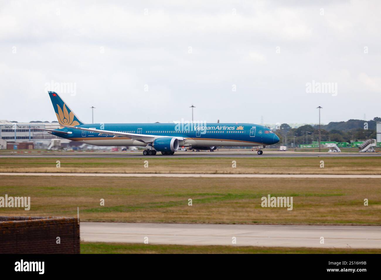 N8290V Vietnam Airlines Boeing 787-10 Dreamliner London Stansted UK 10-09-2022 - Stock Image