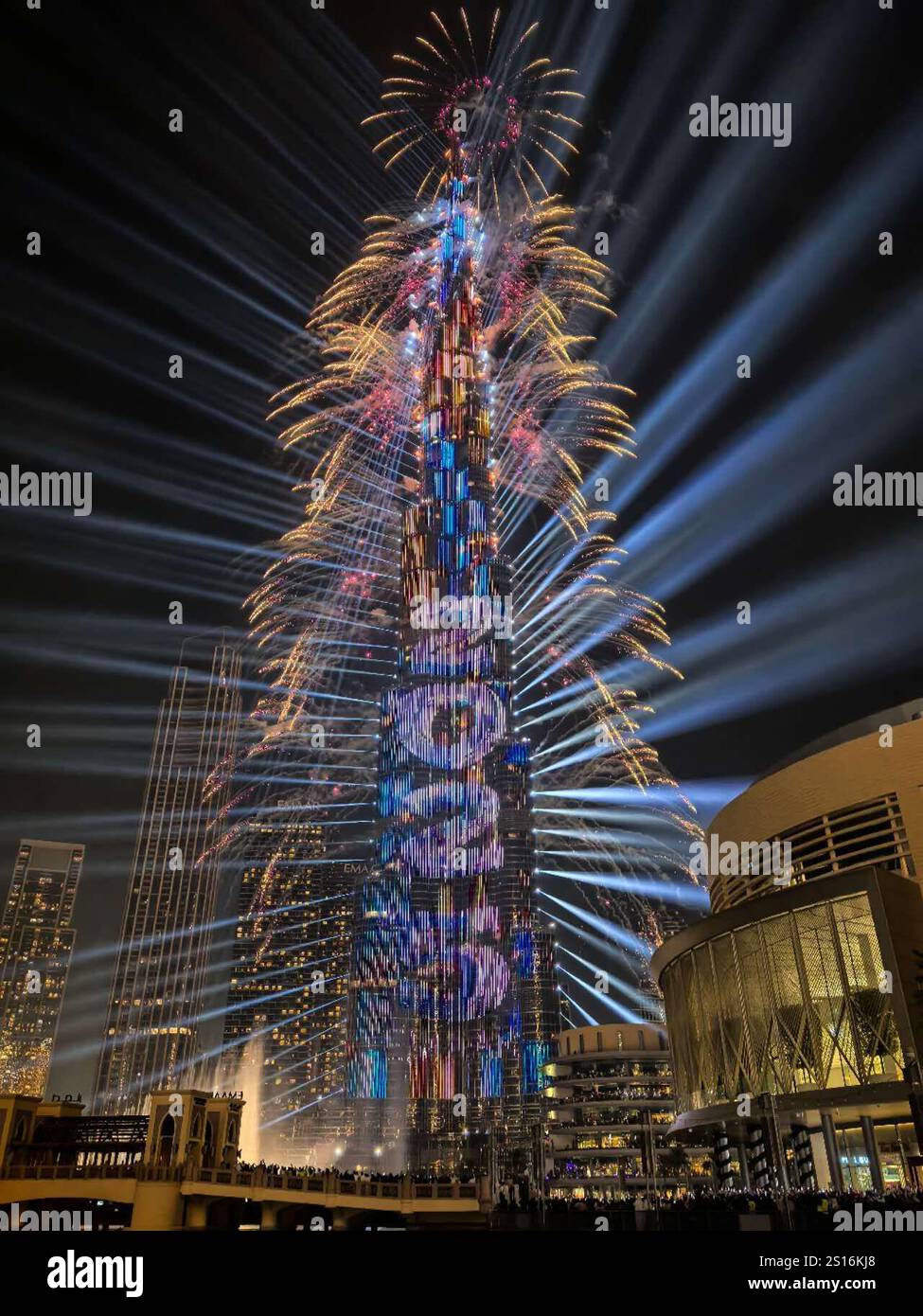 (250101) DUBAI, Jan. 1, 2025 (Xinhua) People view fireworks and a
