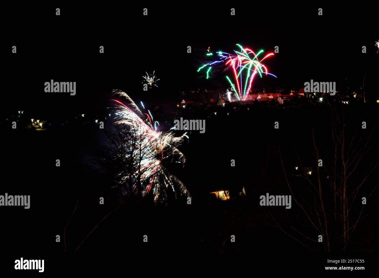 Dermbach GER, Thueringer, Silvester, Neujahr, New Year, 2024/2025, Jahreswechsel, Feuerwerk ueber der Rhoen, Dermbach, Dienstag, 31.12.2024 zum 01.01.2024, 00.00 Uhr GER, Thueringer, Silvester, Neujahr, New Year, 2024/2025, Jahreswechsel, Feuerwerk ueber der Rhoen, Dermbach, Dienstag, 31.12.2024 zum 01.01.2024, 00.00 Uhr *** Dermbach GER, Thuringia, New Years Eve, New Year, New Year, 2024 2025, turn of the year, fireworks over the Rhoen, Dermbach, Tuesday, 31 12 2024 to 01 01 2024, 00 00 GER, Thuringia, New Years Eve, New Year, New Year, 2024 2025, turn of the year, fireworks over the Rhoen, D Stock Photo