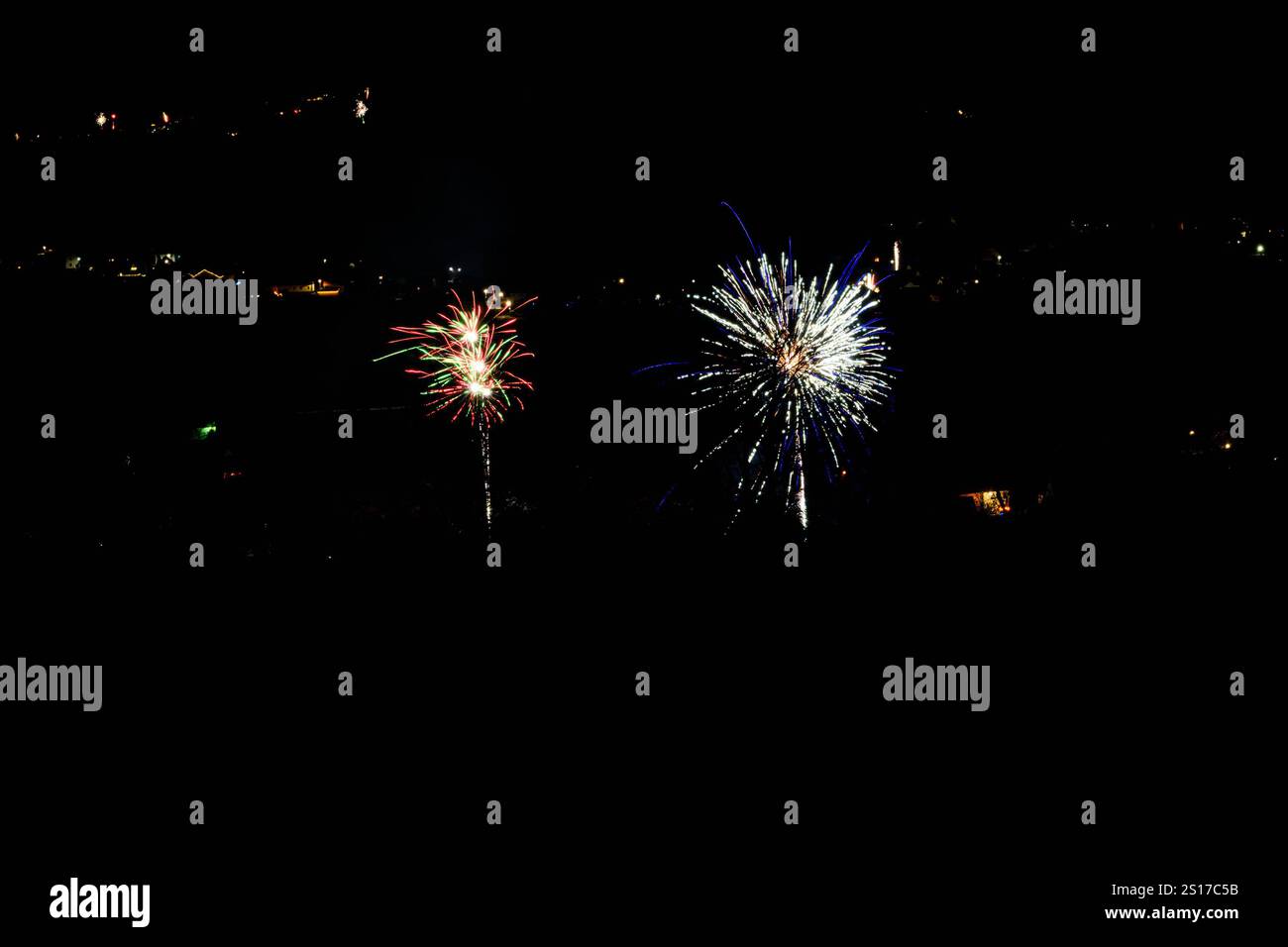 Dermbach GER, Thueringer, Silvester, Neujahr, New Year, 2024/2025, Jahreswechsel, Feuerwerk ueber der Rhoen, Dermbach, Dienstag, 31.12.2024 zum 01.01.2024, 00.00 Uhr GER, Thueringer, Silvester, Neujahr, New Year, 2024/2025, Jahreswechsel, Feuerwerk ueber der Rhoen, Dermbach, Dienstag, 31.12.2024 zum 01.01.2024, 00.00 Uhr *** Dermbach GER, Thuringia, New Years Eve, New Year, New Year, 2024 2025, turn of the year, fireworks over the Rhoen, Dermbach, Tuesday, 31 12 2024 to 01 01 2024, 00 00 GER, Thuringia, New Years Eve, New Year, New Year, 2024 2025, turn of the year, fireworks over the Rhoen, D Stock Photo