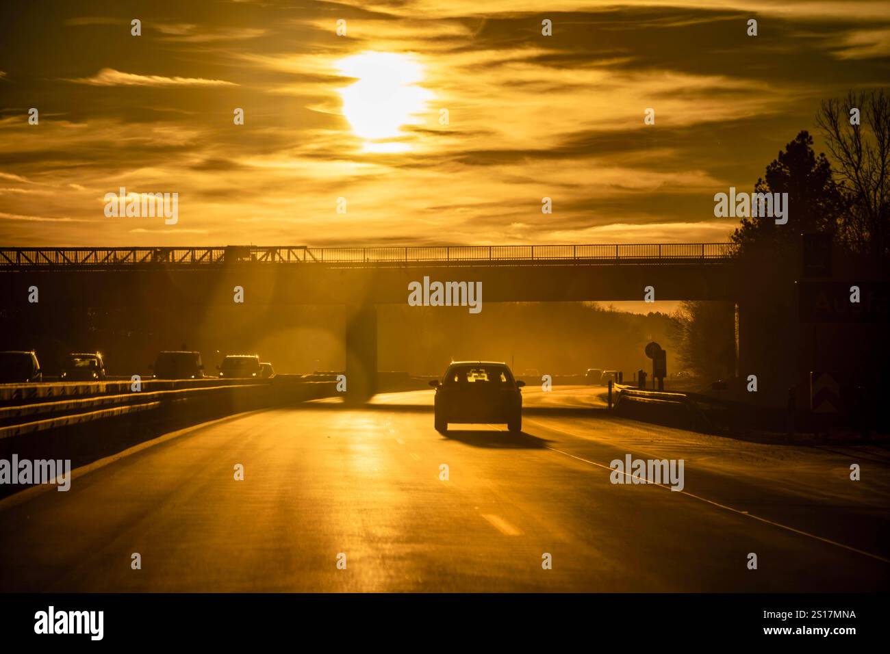 Die tiefstehende Wintersonne blendet Autofahrer auf der A94 Passau in