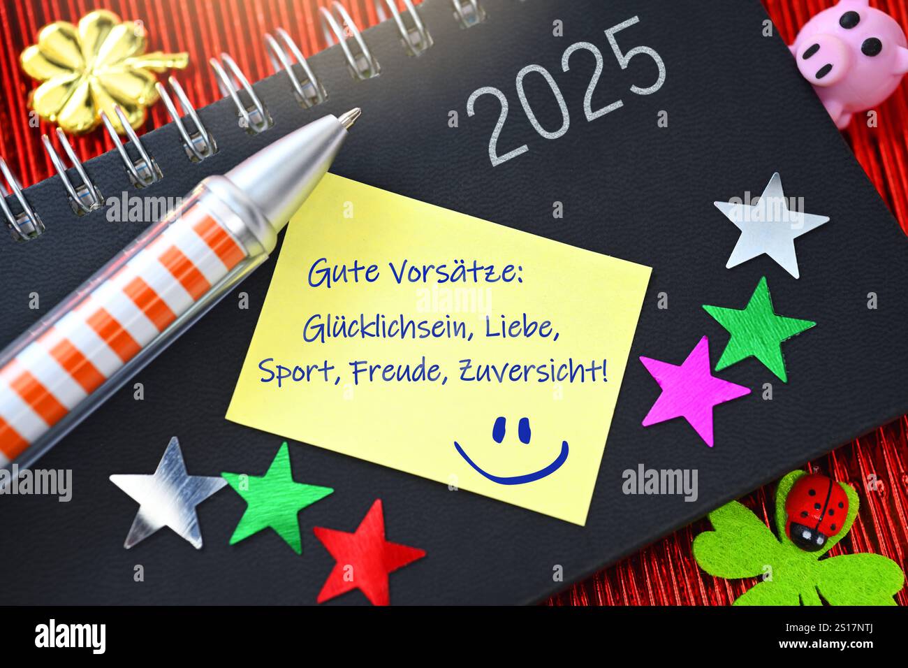FOTOMONTAGE, Kalender des Jahres 2025 mit Zettel und Schriftzug Gute Vorsätze Alles besser