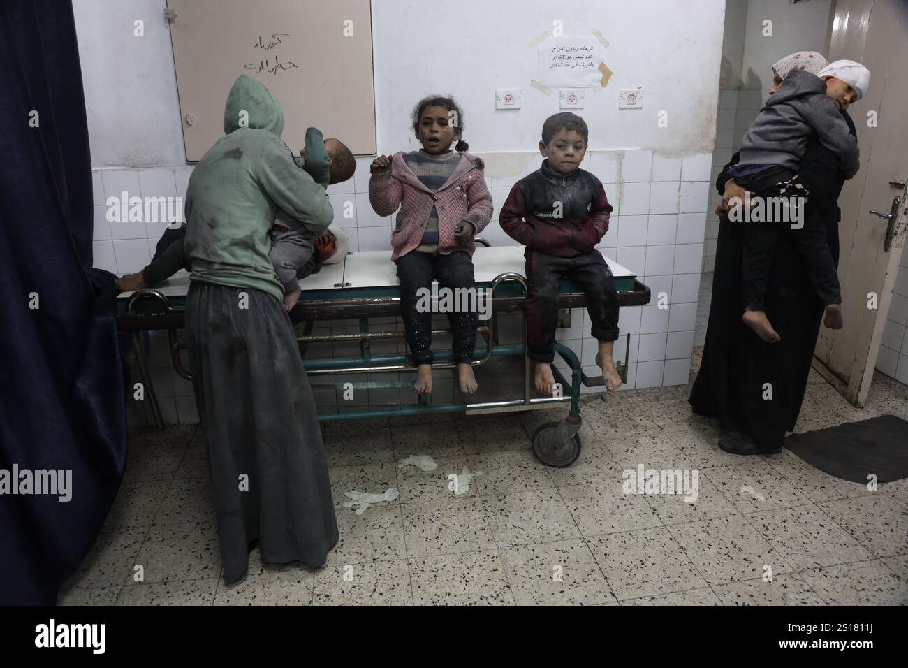 (250101) GAZA, Jan. 1, 2025 (Xinhua) Injured children are seen at