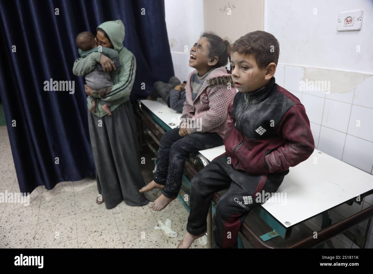 (250101) GAZA, Jan. 1, 2025 (Xinhua) Injured children are seen at