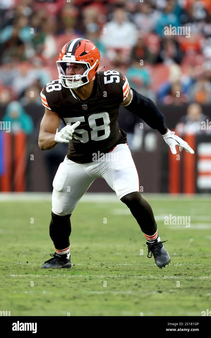 Cleveland Browns linebacker Jordan Hicks (58) runs after the ball ...