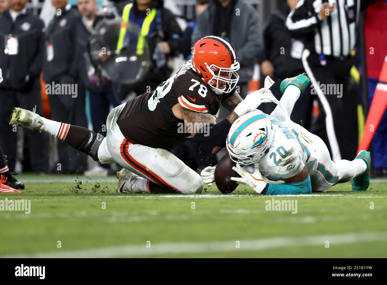 Miami Dolphins linebacker Jordyn Brooks (20) and Cleveland Browns ...