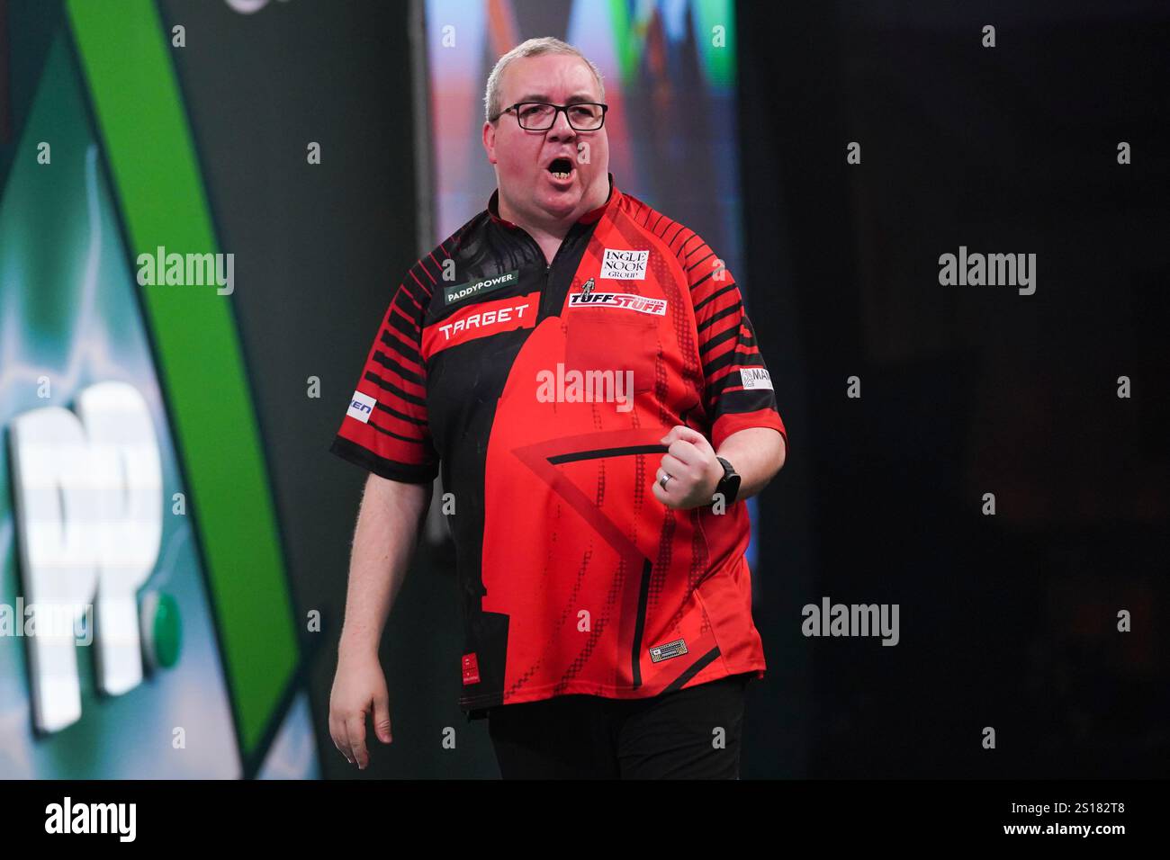Stephen Bunting of England celebrates after winning his quarter final