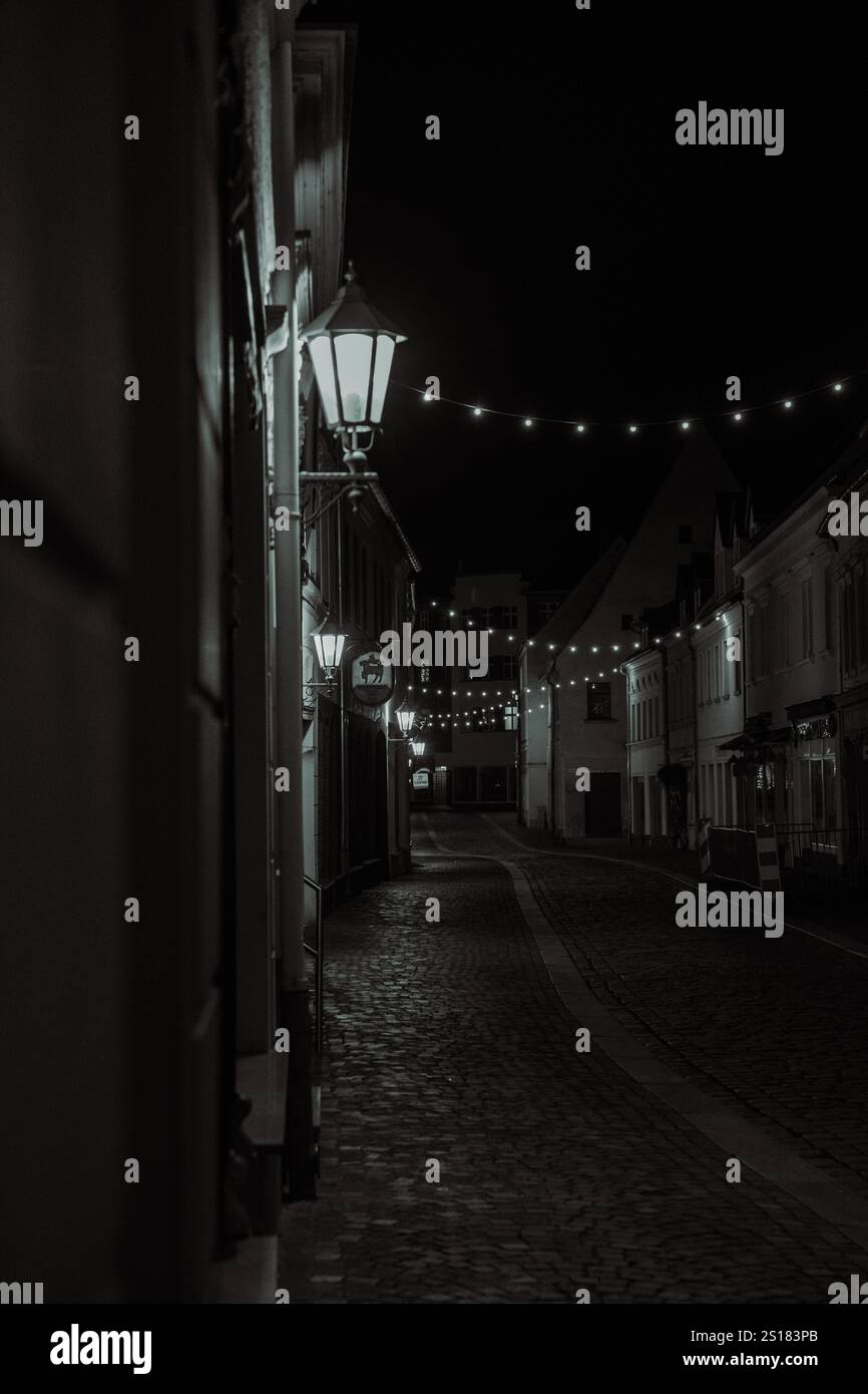 Schwarz/Weiß Beleuchtete Straße bei Nacht Stock Photo