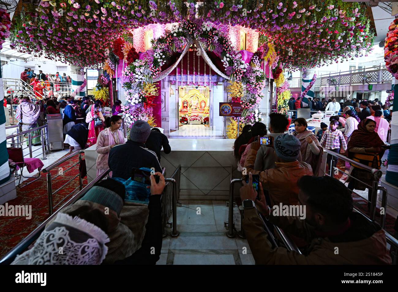NEW DELHI, INDIA JANUARY 1 Devotees visit Jhandewalan Temple to