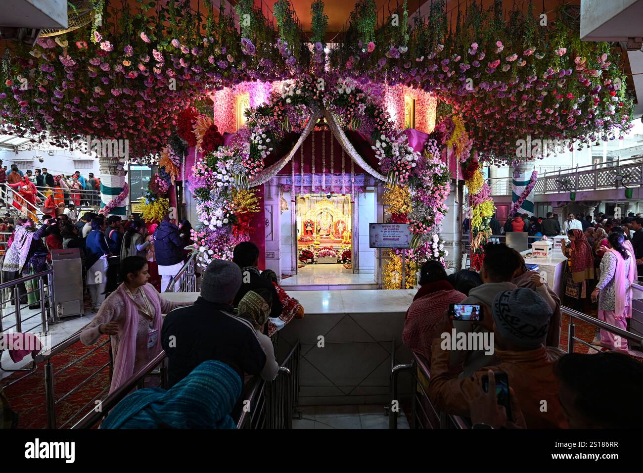 NEW DELHI, INDIA JANUARY 1 Devotees visit Jhandewalan Temple to