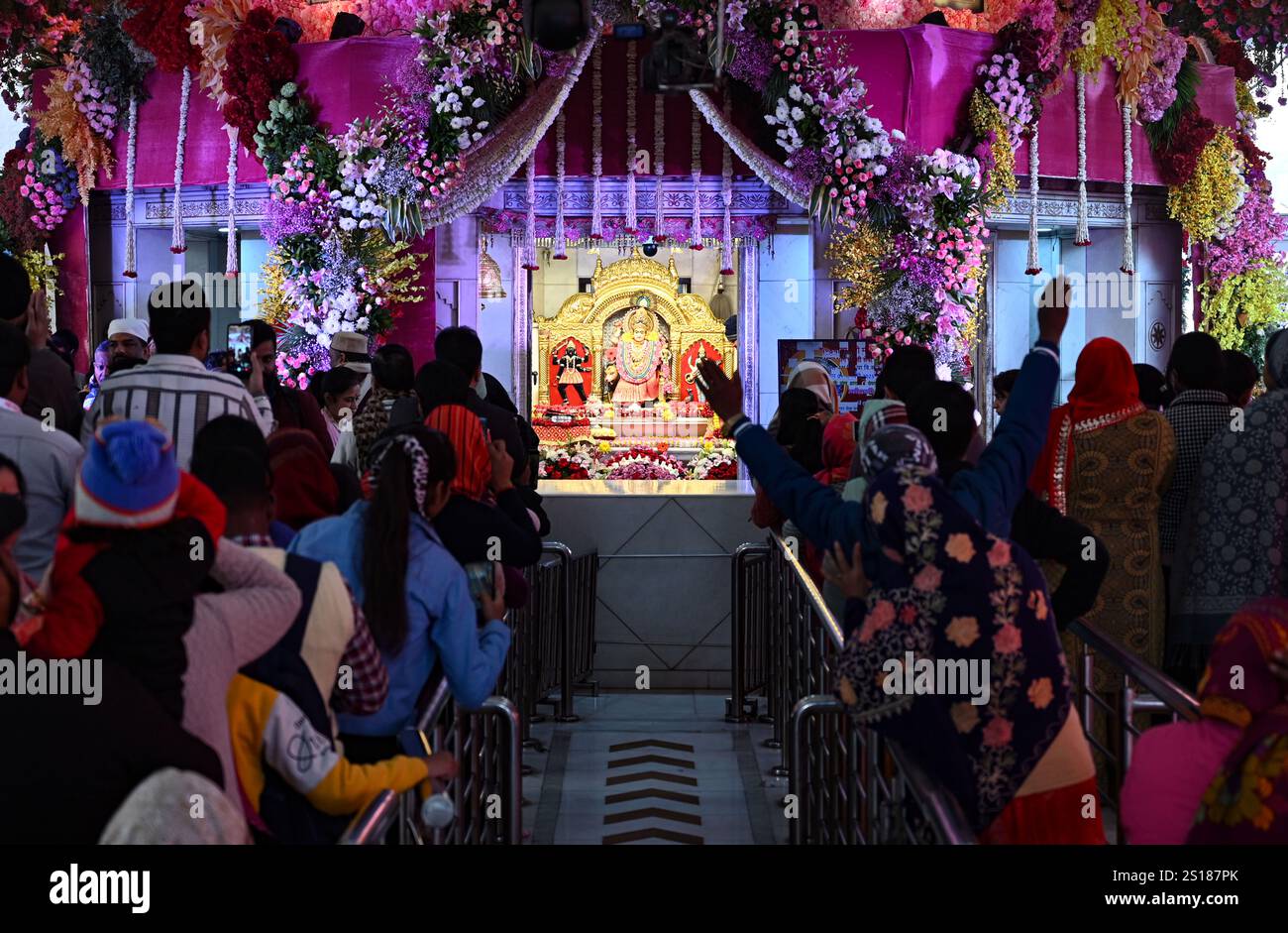 NEW DELHI, INDIA JANUARY 1 Devotees visit Jhandewalan Temple to