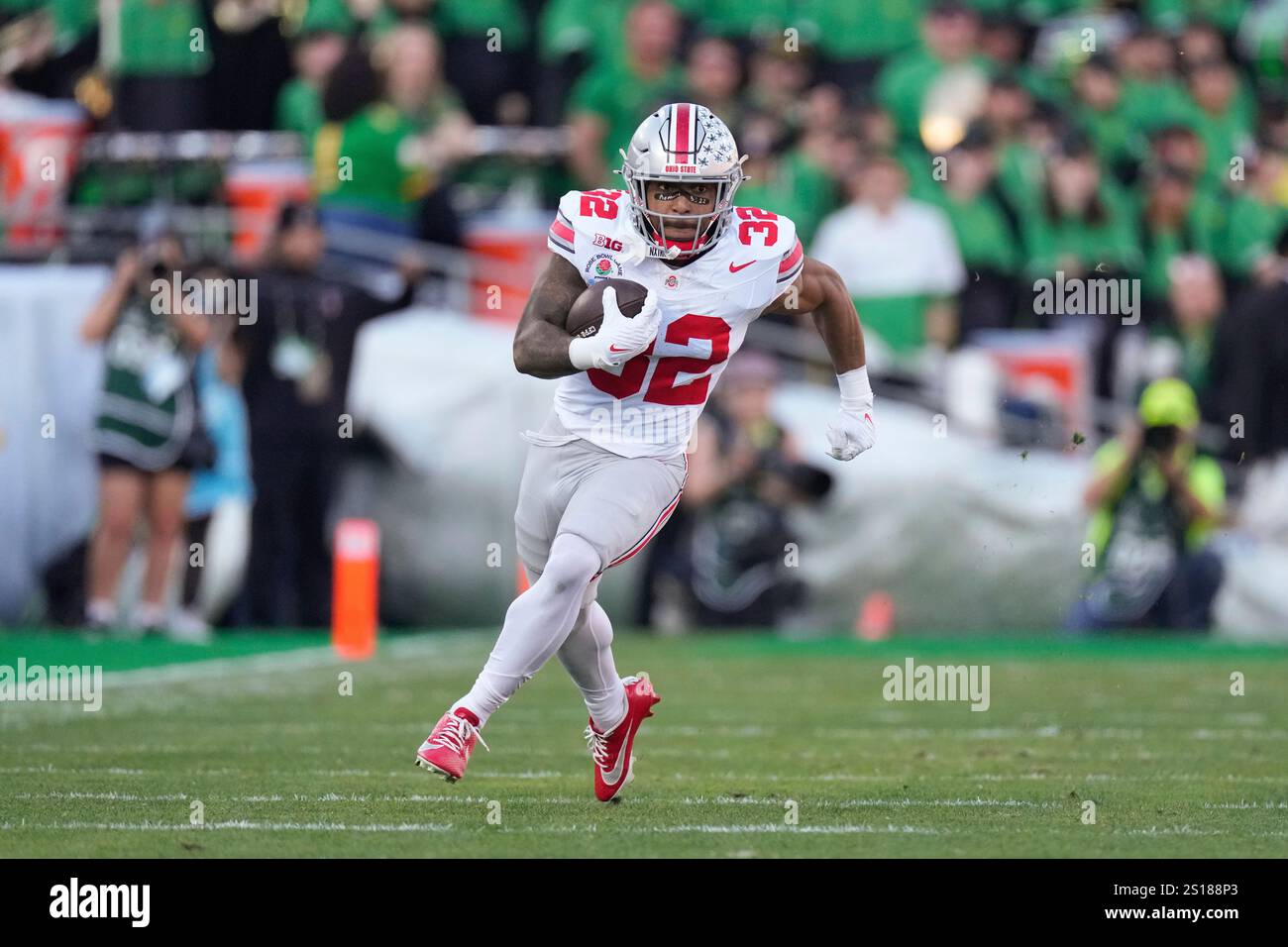 Ohio State running back TreVeyon Henderson (32) runs for a touchdown