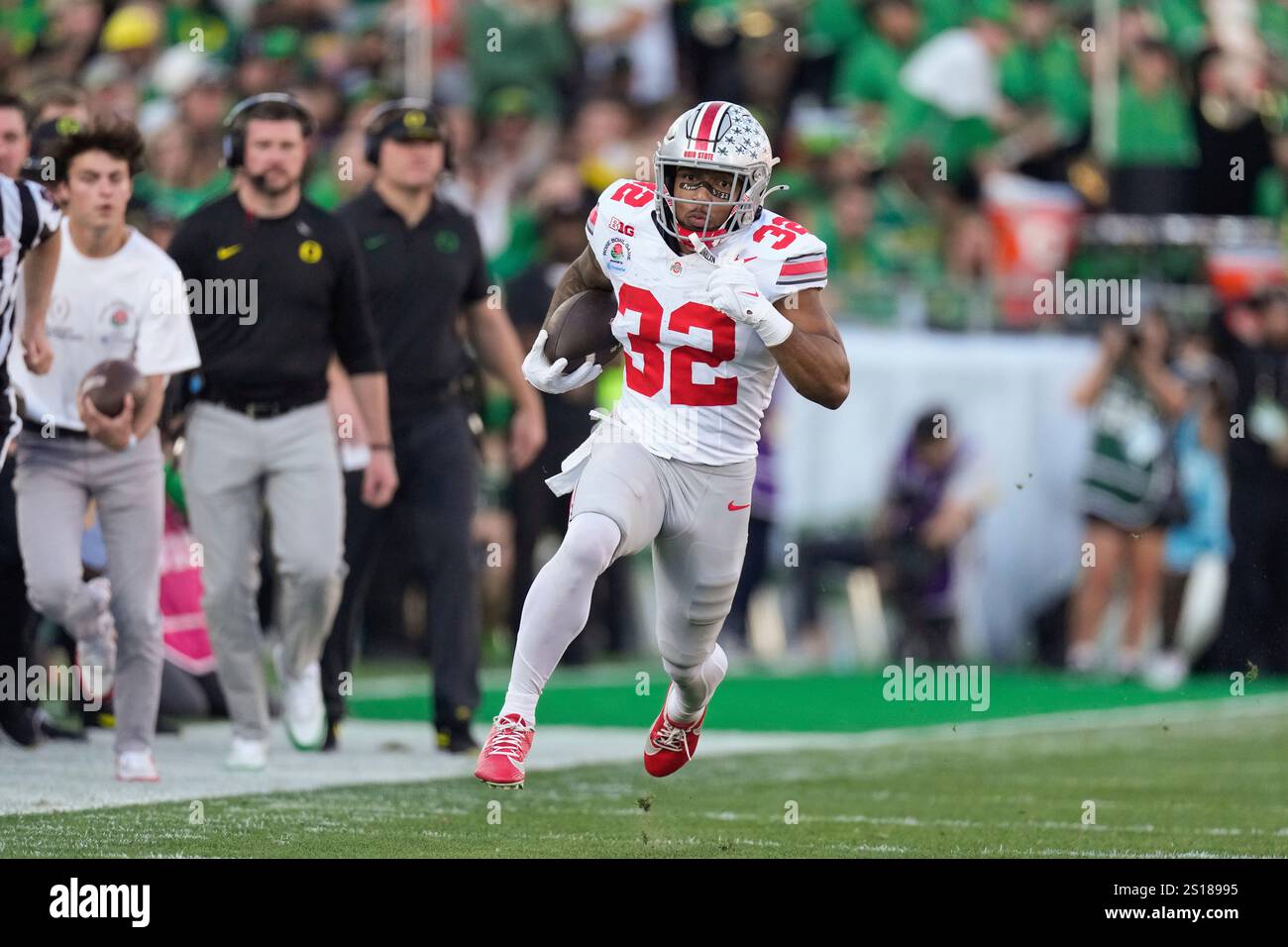 Ohio State running back TreVeyon Henderson (32) runs for a touchdown