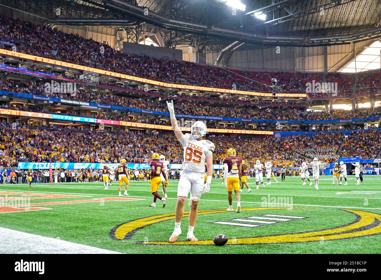 ATLANTA, GA – JANUARY 01: Tight End Gunnar Helm #85 of the Texas ...