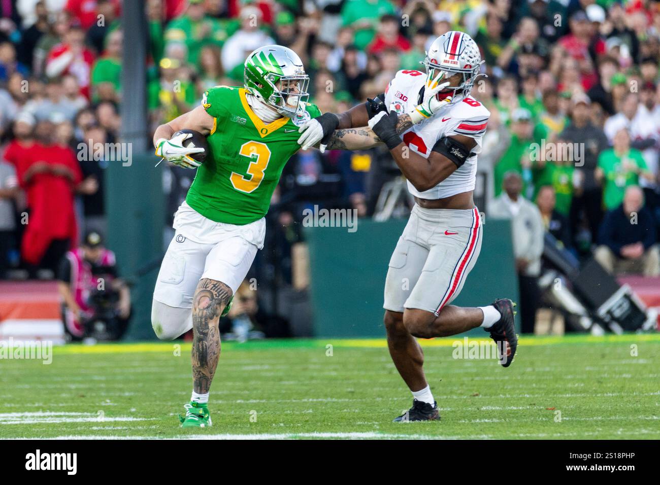 Oregon Tight End Terrance Ferguson 3 Seen In Action With Ohio State Linebacker Sonny Styles 6 Oregon Tight End Terrance Ferguson 3 Seen In Action With Ohio State Linebacker Sonny Styles 6 During The 2025 Rose Bowl Game Final Score Ohio State 4121 Oregon 2S18PHP 