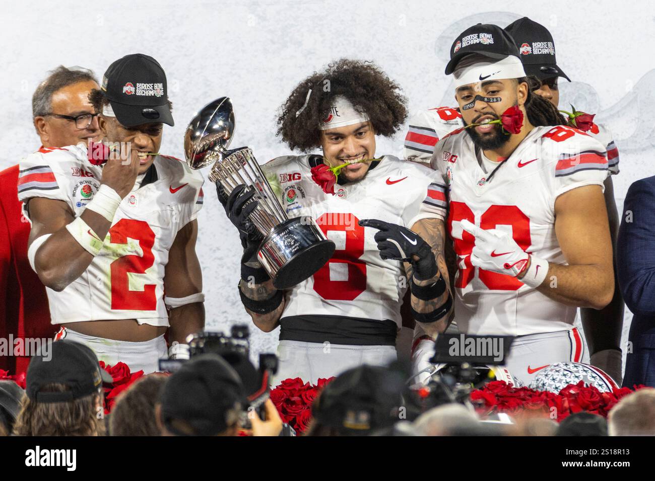Los Angeles United States 01st Jan 2025 Ohio State Players Los Angeles United States 01st Jan 2025 Ohio State Players Celebrate With The Trophy After Winning The 2025 Rose Bowl Game Against Oregon Final Score Ohio State 4121 Oregon Photo By Ringo Chiusopa Imagessipa Usa Credit Sipa Usaalamy Live News 2S18R13 