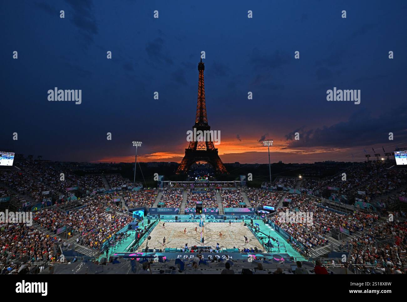 (250102) BEIJING, Jan. 2, 2025 (Xinhua) Spectators watch a beach