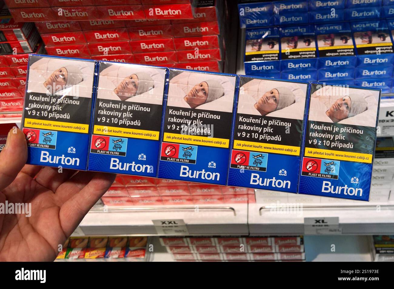 Burton Zigaretten im Duty-free-Shop, Tabakwaren - Zigarettenstange *** Burton  cigarettes in the duty free store, tobacco products cigarette carton Stock  Photo