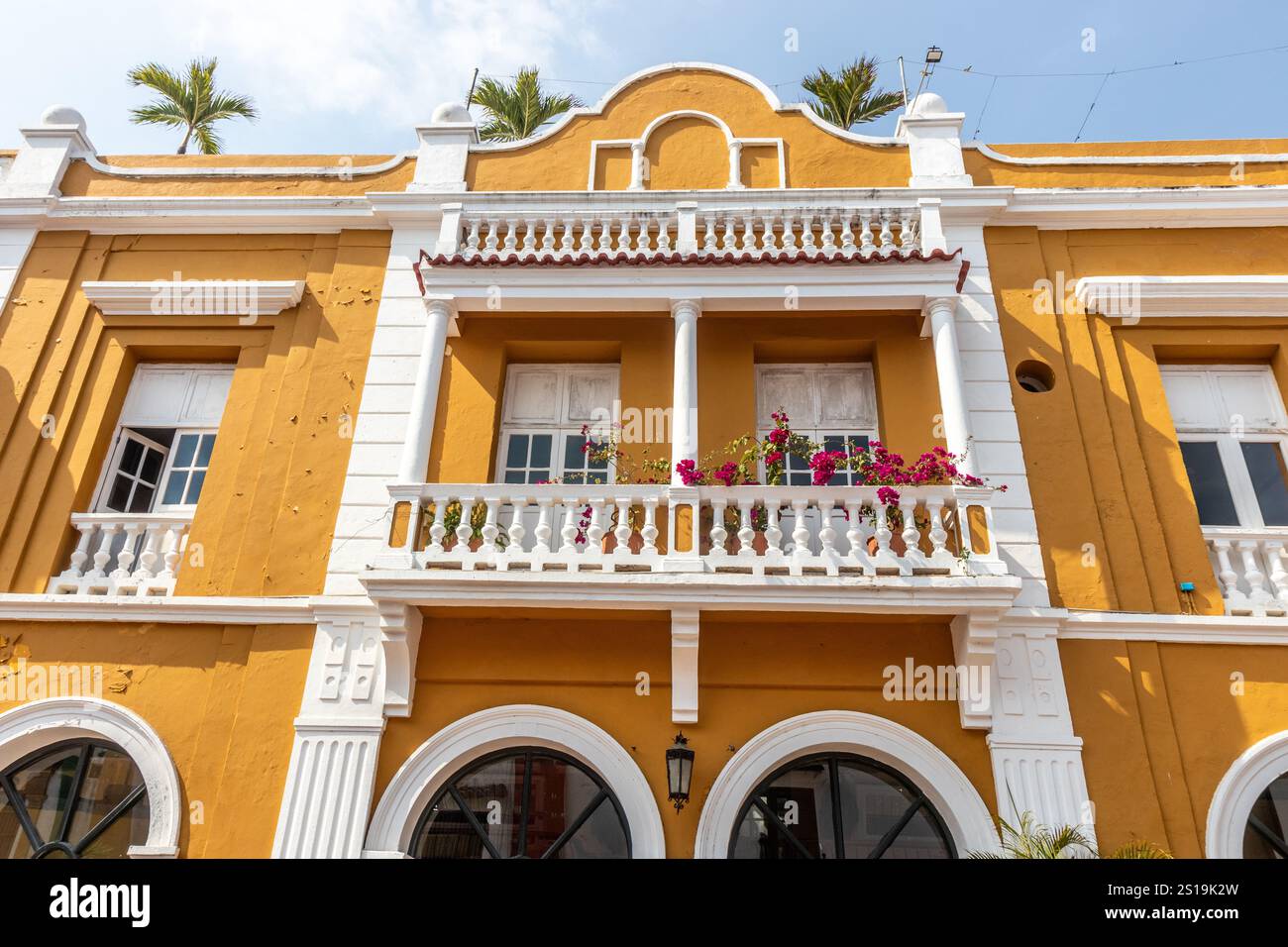 Colonial building in Cartagena de Indias, Colombia Stock Photo - Alamy