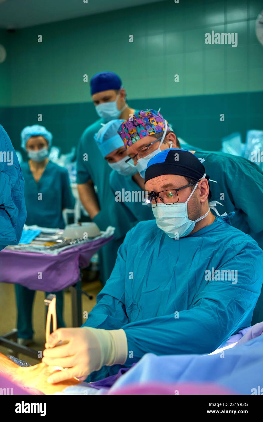 Surgeon work in operating room hi-res stock photography and images - Alamy