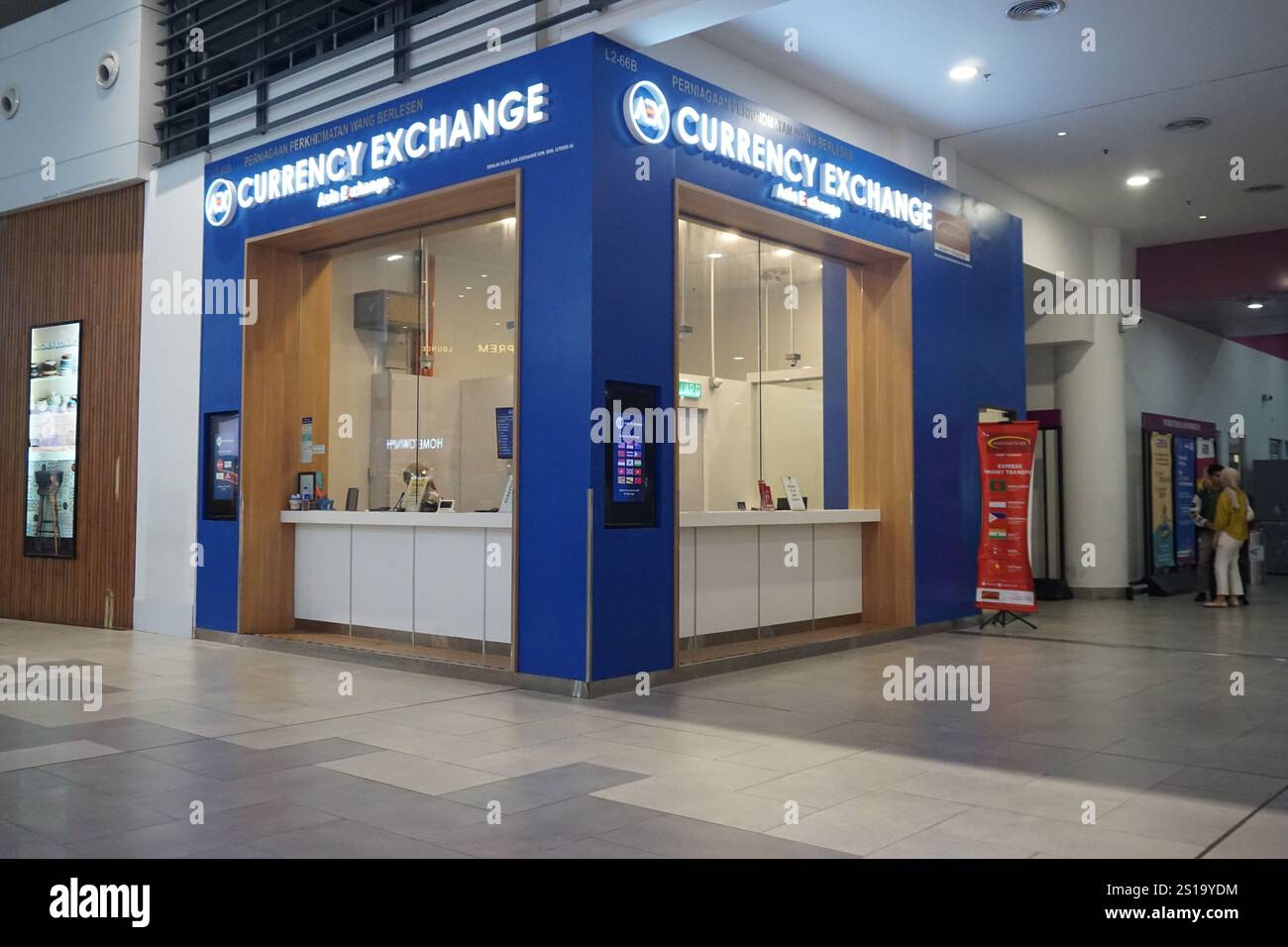 Currency exchange kiosk hi-res stock photography and images - Alamy