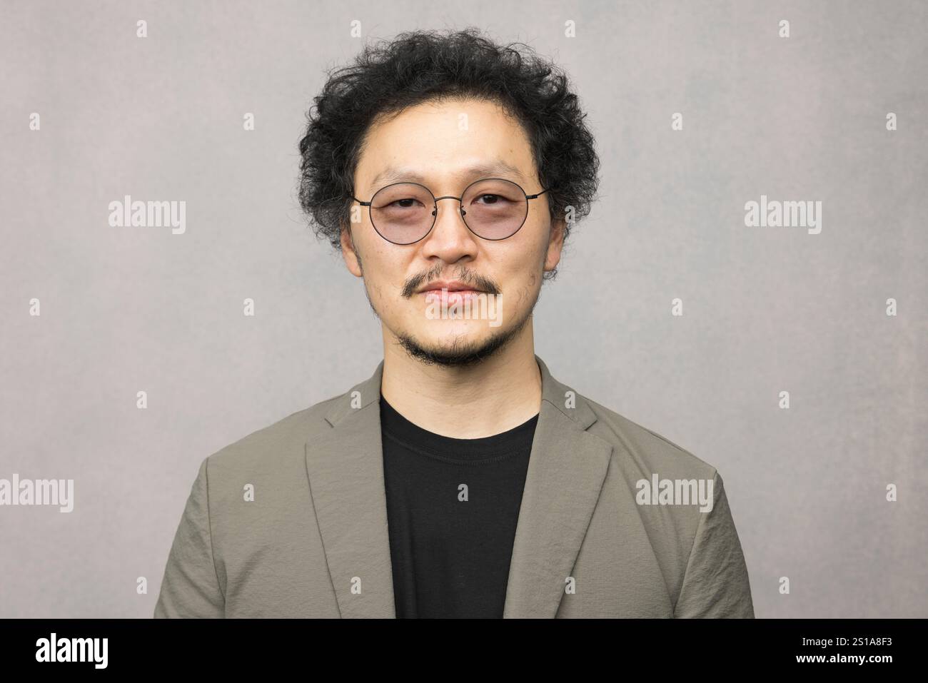 yang-dong-geun-poses-for-a-portrait-to-promote-the-second-season-of
