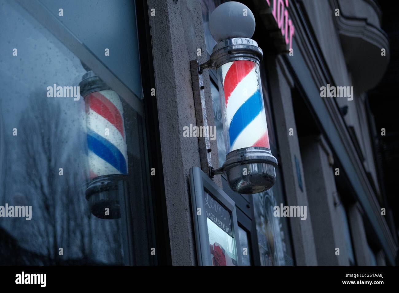Barber Pole an Hausfassade Barber Pole an Hausfassade eines Barbier Ladengeschäftes für Bartpflege Stock Photo