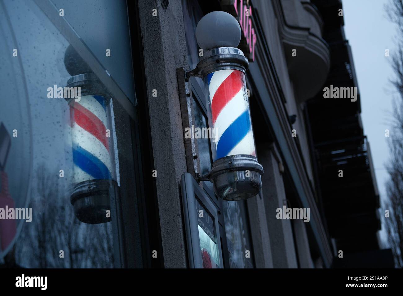 Barber Pole an Hausfassade Barber Pole an Hausfassade eines Barbier Ladengeschäftes für Bartpflege Stock Photo