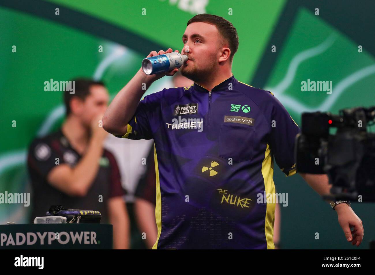 Luke Littler celebrates winning set during the Paddy Power World Darts