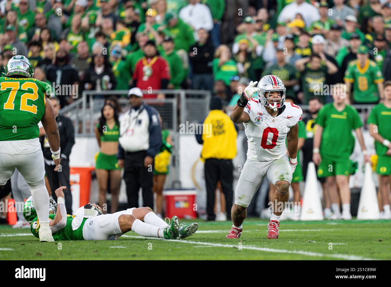 Ohio State Buckeyes linebacker Cody Simon (0) celebrates after a sack ...