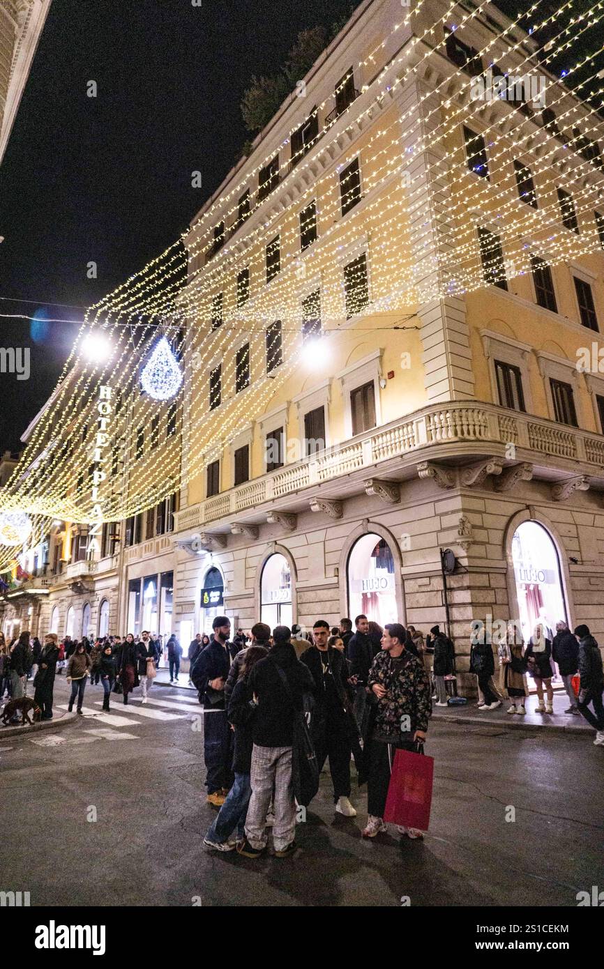 Rome, Italy. 2nd January 2024. Crowd gather in Via del Corso to take advantage of the early sales. Cristina Massei/Alamy Live News Stock Photo