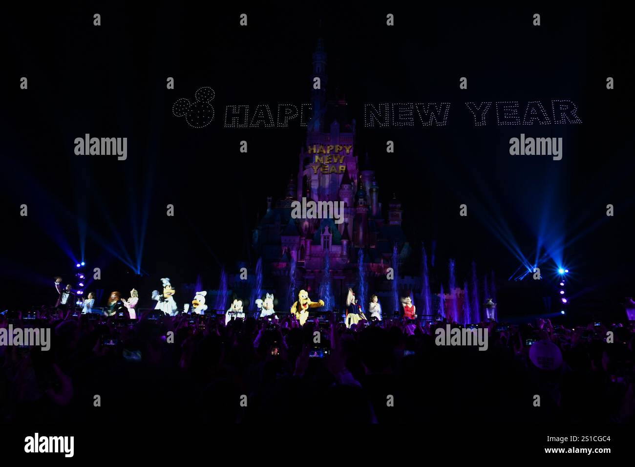 Hong Kong,China.1st January 2025. Drones spell out a Happy New Year message over the Castle of Magical Dreams at Hong Kong Disneyland Resort in celebration of the New Year of 2025 on January 1, 2025 in Hong Kong, China. Credit: Li Zhihua/China News Service/Alamy Live News Stock Photo