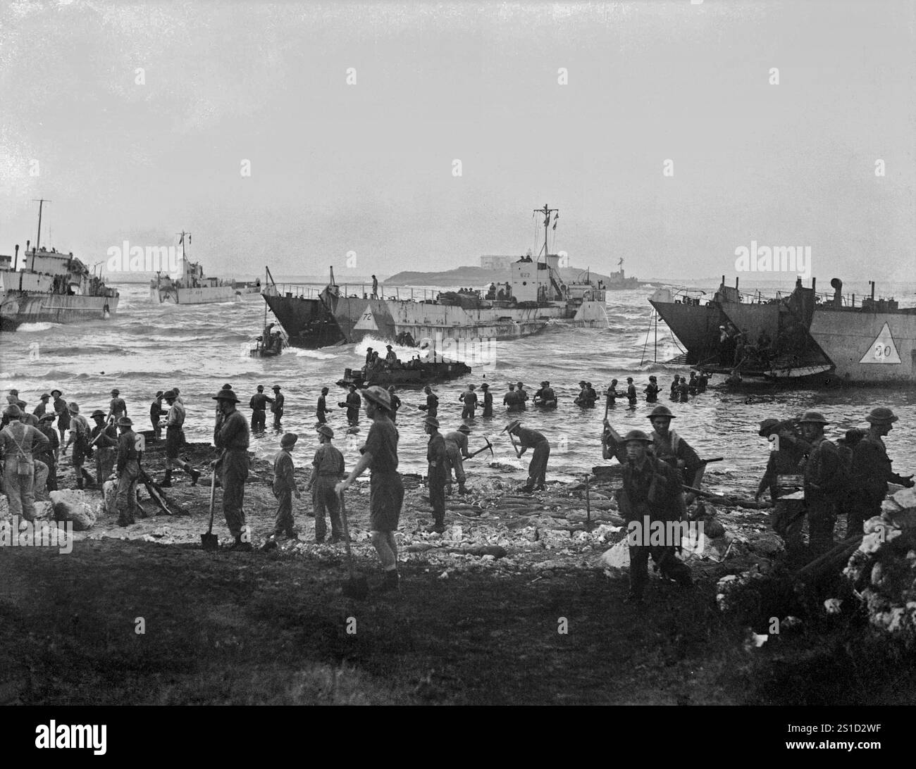 SICILY, ITALY - 10 July 1943 - Troops from 51st Highland Division unloading stores from Landing Craft Tank 622 ( LCT 622 ) on the opening day of the A Stock Photo