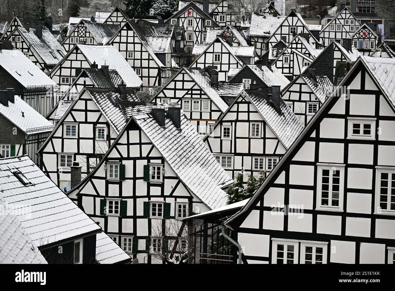 Freudenberg, Germany. 03rd Jan, 2025. Snow falls on the roofs of the ...