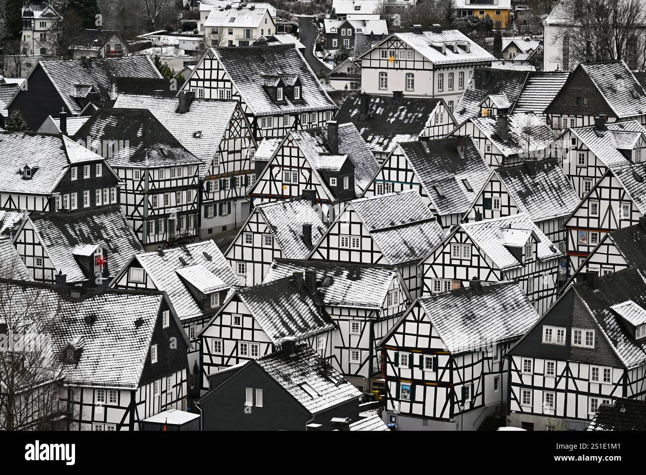 Freudenberg, Germany. 03rd Jan, 2025. Snow falls on the roofs of the ...