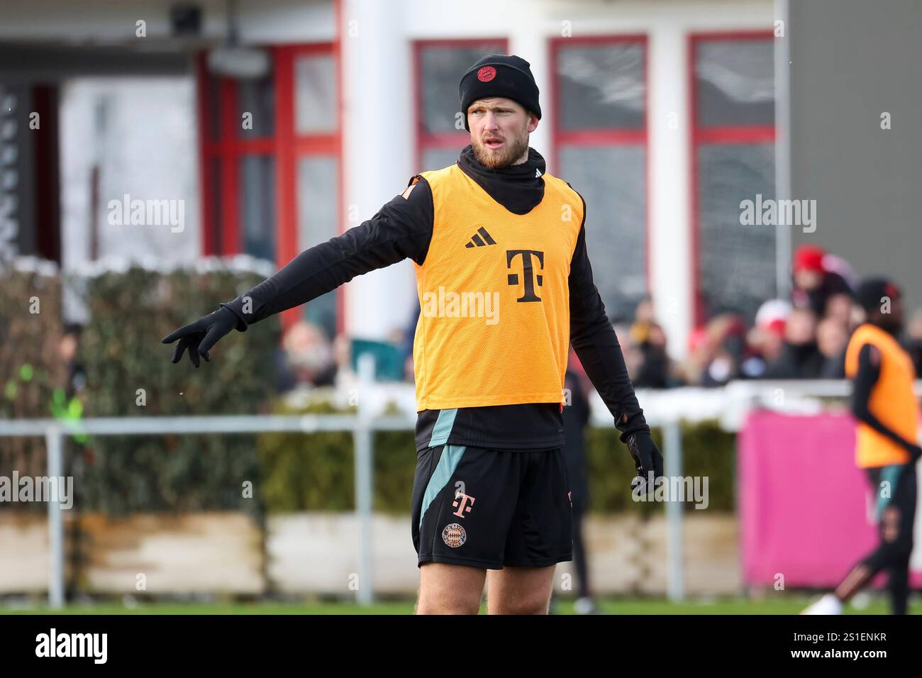 Muenchen, Deutschland. 03rd Jan, 2025. Eric Dier (FC Bayern Muenchen, #15) beim Training, Gesten, gestikulierend, zeigend, GER, Oeffentliches Training, FC Bayern Muenchen, Fussball, Saison 2024/2025, 03.01.2025, Foto: Eibner-Pressefoto/Jenni Maul Credit: dpa/17�Թ����� Live News Stock Photo