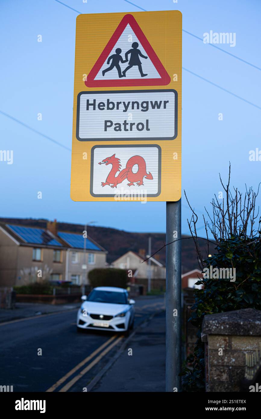 Stop Sign In Welsh Children crossing sign - Wales Stock Photo - Alamy
