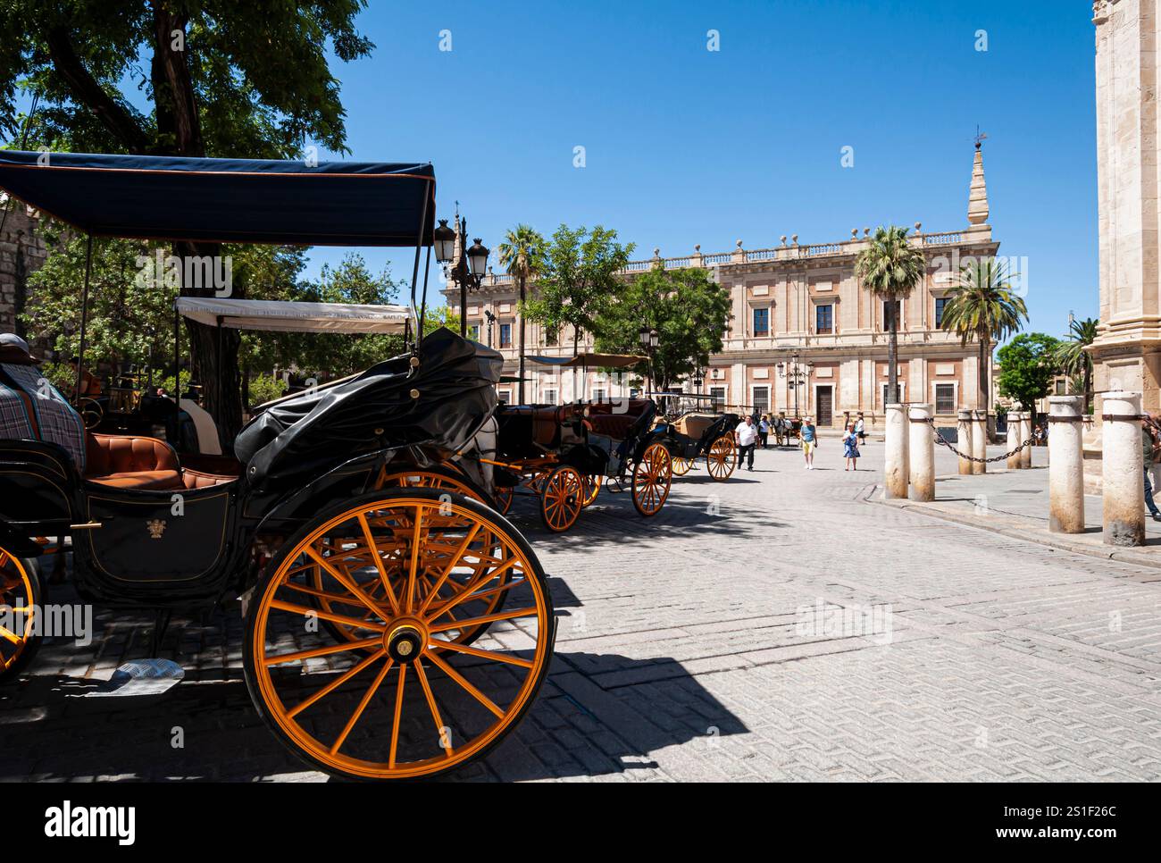 Horse-drawn carriages prepared for to ride tourists in Sevilla, Andalusia, Spain Stock Photo