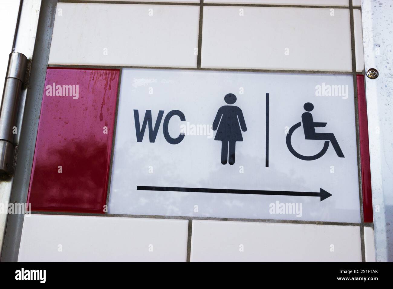 Ladies toilet sign restroom hi-res stock photography and images - Alamy