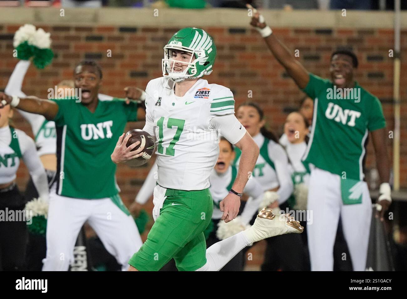 Texas State quarterback Drew Mestemaker (17) scores a touchdown during