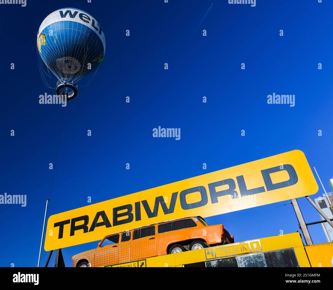 Trabant, Trabi, Auto, DDR, Trabisafari von Trabiworld, Rundfahrten, Hi Flyer, Welt Ballon, Fesselballon, Berlin Mitte, Berlin, Deutschland mcpins *** Stock Photo