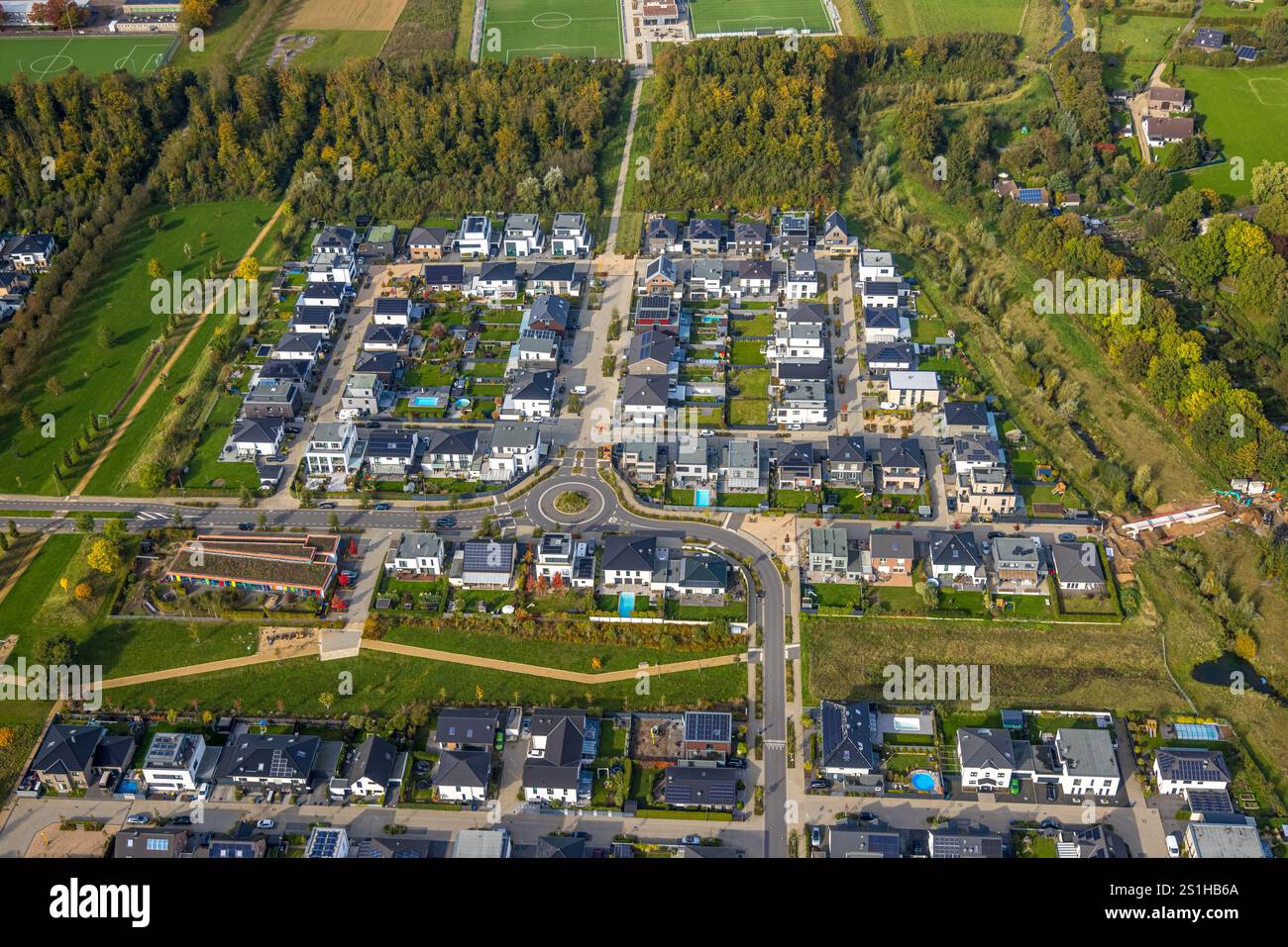Luftbild, Neubaugebiet Dicksche Heide, Niederberg Park und Kreisverkehr, Neukirchen, Neukirchen-Vluyn, Ruhrgebiet, Nordrhein-Westfalen, Deutschland Stock Photo