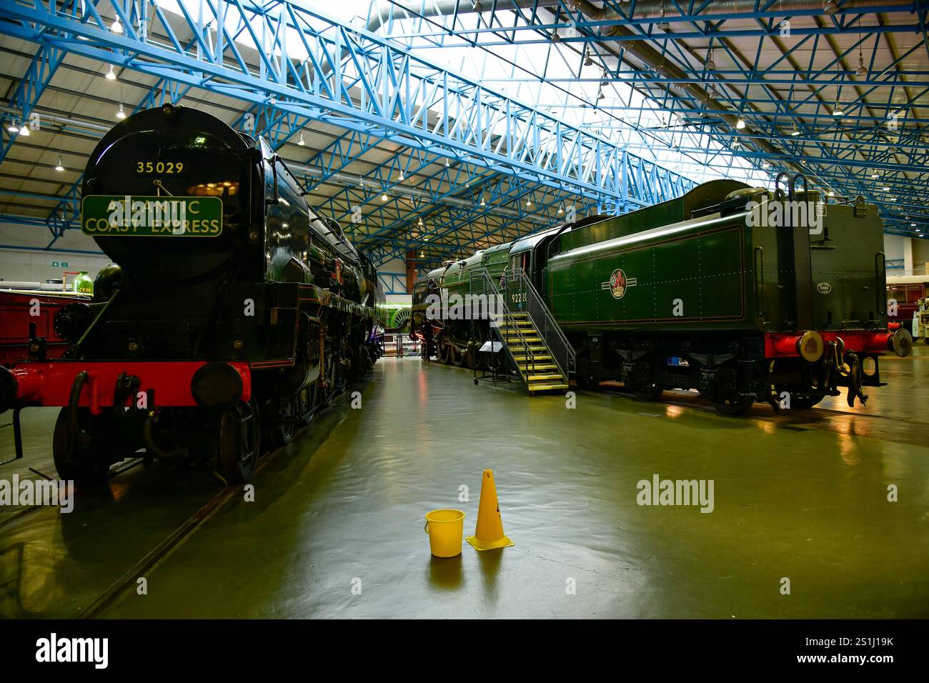 200 Jahre Eisenbahn in Europa Blick in das National Railway Museum in York in England. 2025 feiern England und Europa 200 Jahre Eisenbahn in Europa. Am 25.9.1825 fuhr mit der Locomotion Nr. 1 die erste Eisenbahn mit Passagieren von Stockton nach Darlington. York North Yorkshire England  JK10594York Eisenbahn *** 200 years of railroads in Europe View of the National Railway Museum in York in England 2025 England and Europe celebrate 200 years of railroads in Europe On 25 9 1825, Locomotion No 1 was the first railroad to carry passengers from Stockton to Darlington York North Yorkshire England J Stock Photo