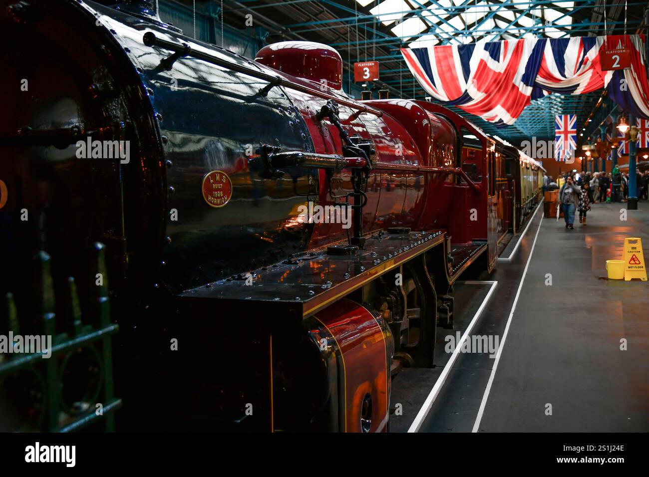 200 Jahre Eisenbahn in Europa Blick in das National Railway Museum in York in England. 2025 feiern England und Europa 200 Jahre Eisenbahn in Europa. Am 25.9.1825 fuhr mit der Locomotion Nr. 1 die erste Eisenbahn mit Passagieren von Stockton nach Darlington. York North Yorkshire England  JK10668York Eisenbahn *** 200 years of railroads in Europe View of the National Railway Museum in York in England 2025 England and Europe celebrate 200 years of railroads in Europe On 25 9 1825, Locomotion No 1 was the first railroad to carry passengers from Stockton to Darlington York North Yorkshire England J Stock Photo