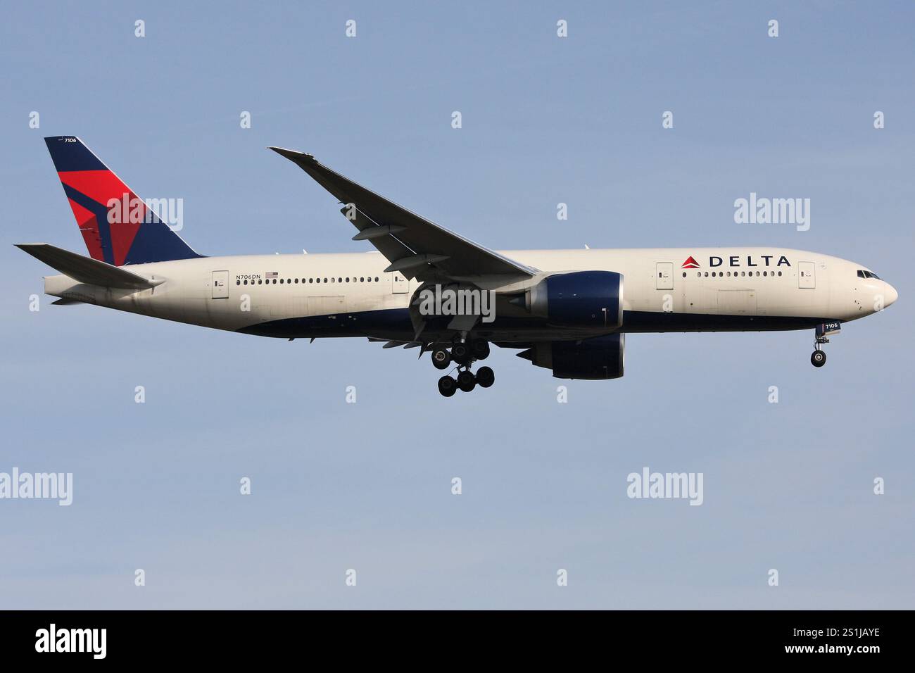 セール8/30迄✨非売品✨デルタ航空 777-200LR 1:200 1/200 Boeing B777-8 New Model | Downunder Pilot Shop Australia