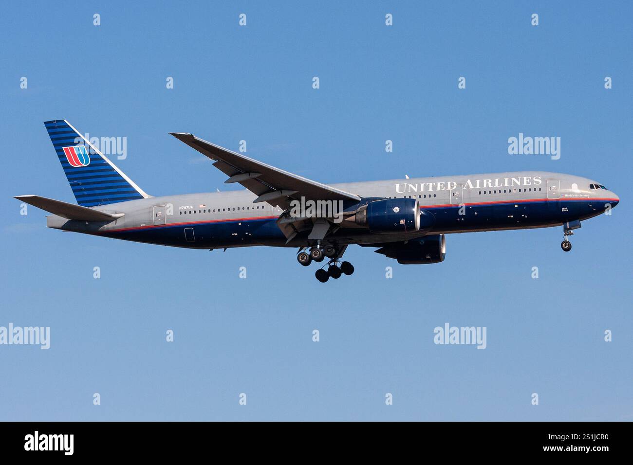 Boeing 777 200 united airlines hi-res stock photography and