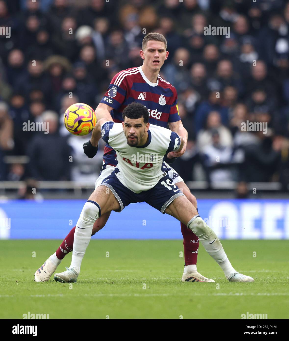 Sven Botman (NU) Dominic Solanke (TH) at the Tottenham Hotspur v