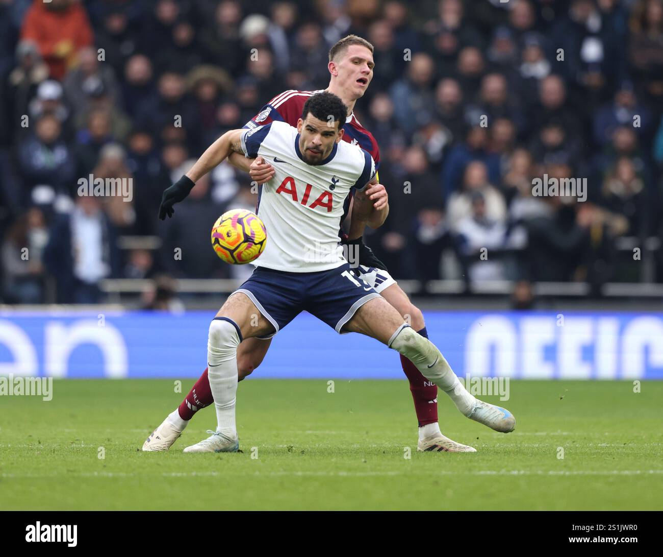 Sven Botman (NU) Dominic Solanke (TH) at the Tottenham Hotspur v